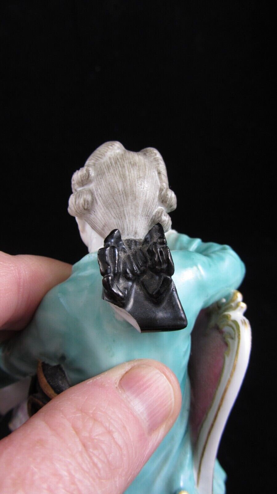 古マイセン人形「少女」ミシェル・ヴィクトール・アシエ マイセン人形(Meissen)、巻き糸を持ち椅子に座る少女、ミヒャエル