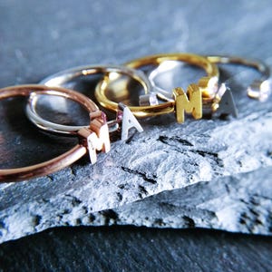 Anel de letra personalizado com pedras de zircônia • Anel inicial • Presente para mulheres • Presente exclusivo • JoJos Presents