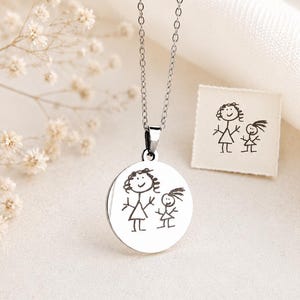 Gepersonaliseerde Kindertekening Ketting | Ronde Gegraveerde Hanger 22 mm | RVS Ketting in Goud, Zilver of Roségoud | Emotioneel Cadeau