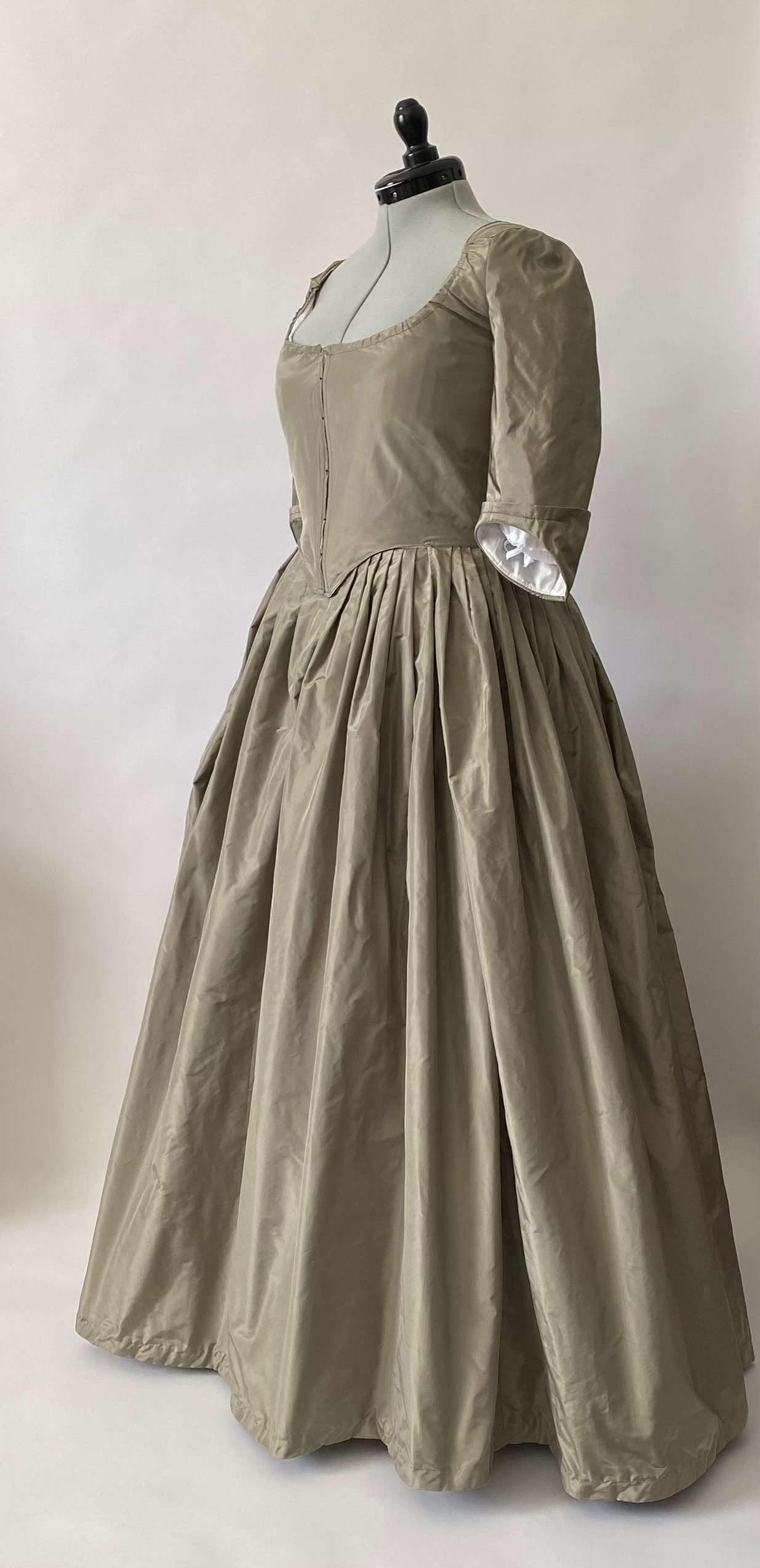 18th Century Quaker Round Gown  1770s Colonial Georgian Dress | Custom  Made-to-order - Etsy