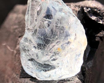 Natural Aquamarine Rough Gem – High-Clarity Ice Blue Crystal | Luxury Raw Aquamarine Specimen for Jewelry, Healing & Collection.