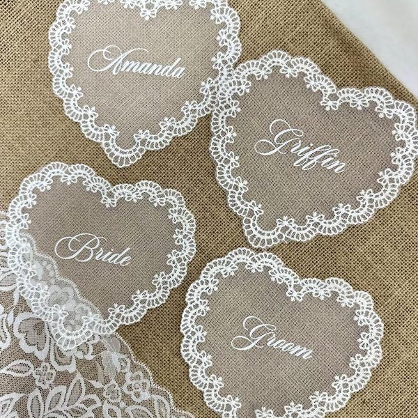 Tarjetas de lugar de encaje personalizadas, etiquetas de nombre de boda personalizadas para platos, tarjetas de nombre de invitados con encaje de corazón, decoración romántica vintage para el lugar.