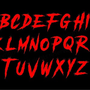 Op de afbeelding: Rode, gestileerde alfabetletters A t/m Z op een zwarte achtergrond. De letters hebben een druipend, getextureerd uiterlijk, wat een horror- of Halloween-thema suggereert. Het lettertype is vet en opvallend.