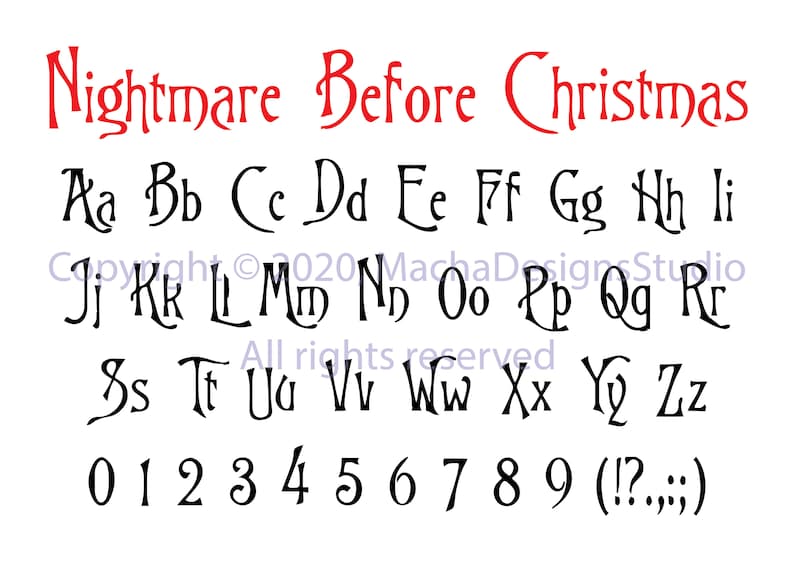 Op de afbeelding: Een zwart-wit alfabetlettertype in gotische stijl. Het lettertype omvat hoofdletters, kleine letters, cijfers en leestekens. De tekst "Nightmare Before Christmas" staat bovenaan de afbeelding in rood. De tekst "Copyright &copy;2020 Macha Design Studio" staat in zwart onder het alfabet. De tekst "Alle rechten voorbehouden" staat in zwart onder de cijfers.