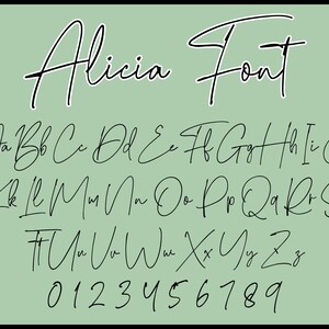 Könnte beinhalten: Ein handgeschriebenes Alphabet in schwarzer Tinte auf hellgrünem Hintergrund. Die Schriftart heißt "Alicia Font". Das Alphabet enthält Groß- und Kleinbuchstaben, Zahlen und Satzzeichen.