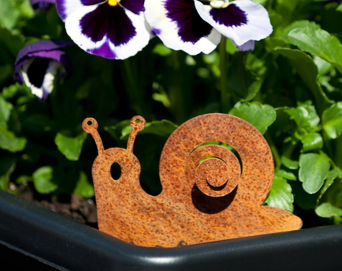 Funny Snail Plant Pot Spike – Mild Steel Opera Face Garden Ornament – Quirky Gift for Plant Lovers – Rusty Plant Stake Decor - Ready to Rust