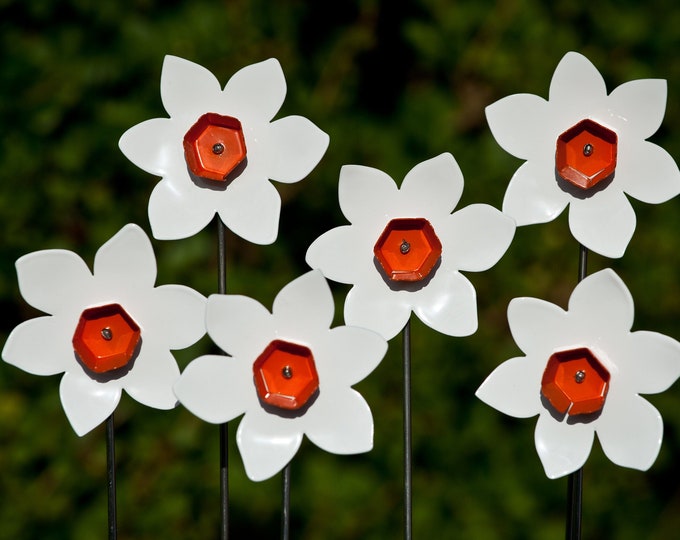 Narcissus Daffodil Metal Flower stem, White flower, Garden Ornament, Indoor Decor Art, Garden Decoration, Garden Gifts, Memorial flower Gift