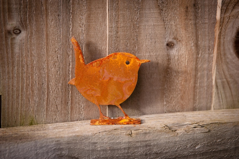 Weathered steel wren silhouette—rusty garden bird art that blends beautifully with timber, stone and flowers. Sustainable, easy-to-place décor; perfect for Mothers Day, Fathers Day, teachers, retirement and gardener birthdays.