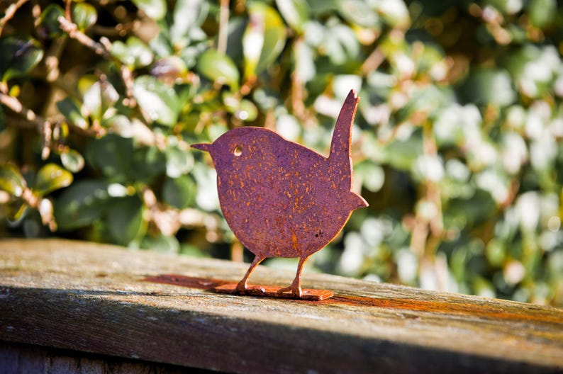 Mild steel wren with authentic rust patina adds cottage-style charm to beds, balconies and pathways. Long-lasting outdoor décor; ideal present for Christmas, Secret Santa, stocking filler or new home celebrations.