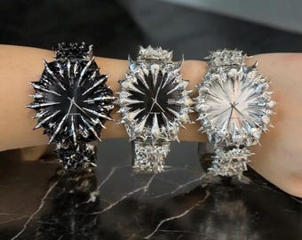 Reloj de pulsera gótico de acero inoxidable, hecho a mano y personalizado, con diseño de garra y estilo vintage Y2K. Esfera negra, plateada y negra.