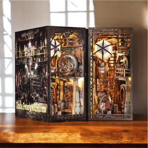 Könnte beinhalten: Beleuchtetes Holzmodell eines Lagerhauses mit dem Text "Uncle Peter's Warehouse". Das Innere zeigt komplizierte Zahnräder, Leitern und architektonische Details, die eine Steampunk-Ästhetik erzeugen. Das Modell ist von innen beleuchtet und zeigt die detaillierte Handwerkskunst.
