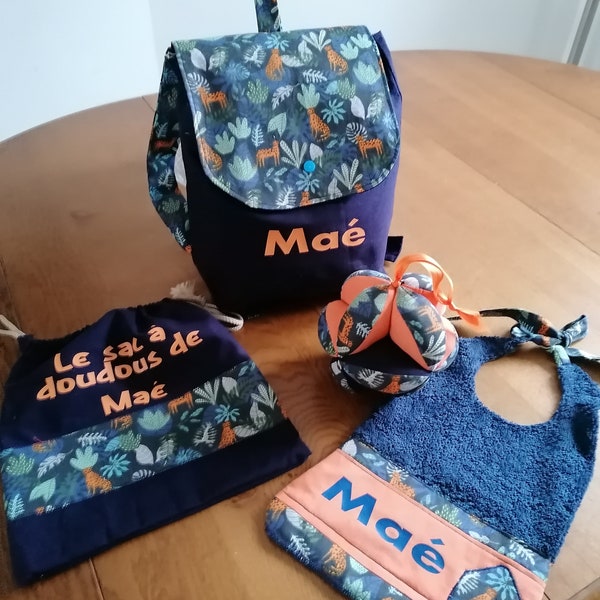 Sac à dos, à doudous, balle Montessori et bavoir