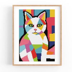 Może przedstawiać: Kolorowy, abstrakcyjny wzór haftu krzyżykowego przedstawiający kota z zielonymi oczami. Kot siedzi z podkurczonymi przednimi łapami i ogonem owiniętym wokół ciała. Tło stanowi geometryczny wzór z kwadratów i prostokątów w różnych kolorach.