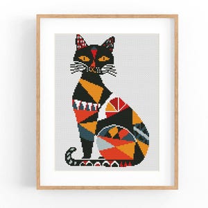 以下が含まれることがあります： 赤、オレンジ、黄色、青、白の幾何学模様の黒い猫のクロスステッチパターン。猫は尻尾を体の周りに巻き付けて座っています。