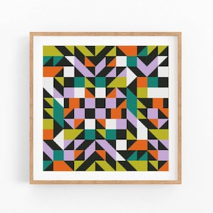 Pode incluir: Um padrão de ponto cruz quadrado com um design geométrico de triângulos e quadrados numa paleta de cores vibrantes de preto, branco, laranja, verde-lima, azul-petróleo e roxo claro, inserido numa moldura quadrada de madeira clara.