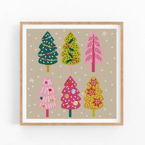 Puede incluir: Seis árboles de Navidad coloridos con diferentes adornos y decoraciones sobre un fondo beige con copos de nieve blancos.