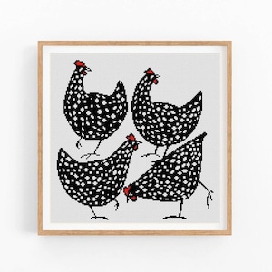 Op de afbeelding: Een ingelijst schilderij van vier zwart-wit gevlekte kippen met rode kammen. De kippen zijn in een cirkelvormige opstelling geplaatst, met hun koppen naar binnen gericht.