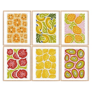 Op de afbeelding: Zes ingelijste prints met verschillende fruitpatronen. De prints zijn in een rasterformaat met drie rijen en twee kolommen. De bovenste rij toont sinaasappelschijfjes, bananen en ananas. De middelste rij toont granaatappels, citroenen en kiwi's. De onderste rij toont meer citroenen, kiwi's en ananas.