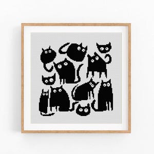 Puede incluir: Patrón de punto de cruz en blanco y negro con un grupo de 12 gatos en varias poses. Los gatos están todos estilizados y tienen ojos grandes.