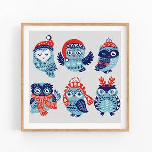 Puede incluir: Seis búhos azules con gorros y bufandas de invierno. Los búhos están en una variedad de poses, incluyendo de pie, sentados y volando. Los búhos llevan todos gorros y bufandas diferentes, incluyendo gorros de Papá Noel, cuernos de reno y gorros de punto.