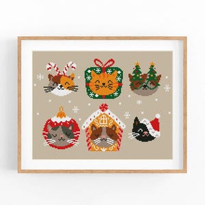 以下が含まれることがあります： クリスマスの衣装を着た6匹のかわいい猫をフィーチャーしたクロスステッチパターン。猫はオーナメントとして描かれており、サンタの帽子をかぶり、プレゼントを持っています。このパターンは、ホリデーシーズンに最適です。