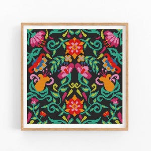 Puede incluir: Un patrón de punto de cruz con un diseño floral colorido sobre un fondo negro. El patrón presenta flores, hojas y enredaderas en tonos de rosa, rojo, naranja, amarillo, verde y azul.