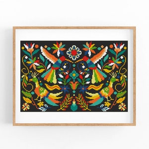 Puede incluir: Un patrón de punto de cruz colorido con dos pájaros con colas largas y flotantes, rodeados de flores y hojas sobre un fondo negro.