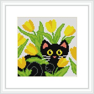 K&ouml;nnte beinhalten: Eine schwarze Katze mit gelben Augen schaut hinter einem Strau&szlig; gelber Tulpen mit gr&uuml;nen Bl&auml;ttern hervor.