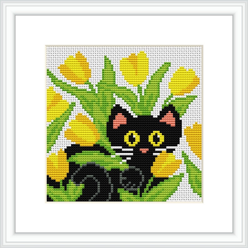 K&ouml;nnte beinhalten: Eine schwarze Katze mit gelben Augen schaut hinter einem Strau&szlig; gelber Tulpen mit gr&uuml;nen Bl&auml;ttern hervor.