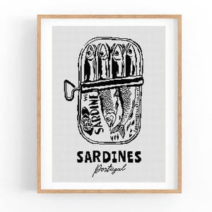 Può includere: Illustrazione in bianco e nero di una scatoletta di sardine con il testo "SARDINES" e "Portugal" sotto la scatoletta.