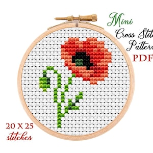 Può includere: Uno schema di punto croce di un papavero rosso con foglie e stelo verdi. Lo schema è mostrato in un telaio da ricamo in legno e misura 20 x 25 punti. Il testo "Mini Cross Stitch Pattern PDF" è visualizzato sopra il telaio.