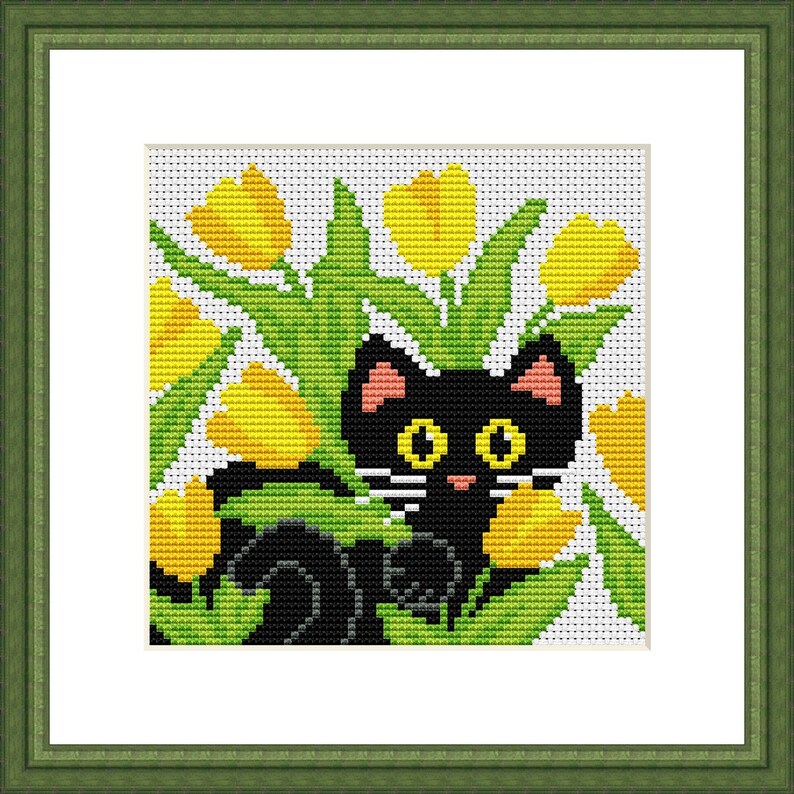K&ouml;nnte beinhalten: Eine schwarze Katze mit gelben Augen sitzt in einem Feld mit gelben Tulpen. Die Katze hat wei&szlig;e Schnurrhaare und eine rosa Nase.