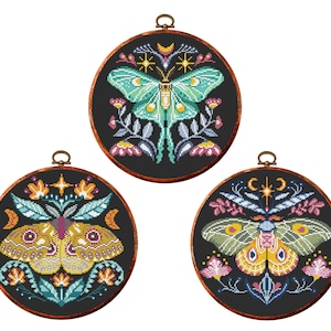 Conjunto de 3 padrões de ponto cruz de borboletas folclóricas, ponto cruz de insetos e bordado de mariposas. Ponto x moderno. Download instantâneo em PDF.