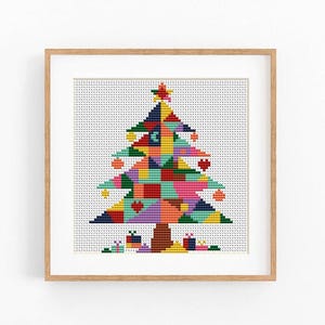 Peut inclure: Un motif de point de croix représentant un sapin de Noël dans un cadre en bois clair. L'arbre est composé de blocs géométriques multicolores dans des tons de rouge, bleu, jaune, vert et rose, surmonté d'une étoile et orné de petits cœurs.