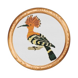Peut inclure: Broderie au point de croix d'un oiseau huppe fasciée, encadrée dans un cercle en bois. L'oiseau présente un plumage orange, noir et blanc, perché sur une branche. Une œuvre artisanale détaillée, idéale pour la décoration.