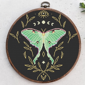 Schema punto croce, falena lunare, farfalla, punto croce natura insetto, fasi lunari, schema punto croce facile. Download immediato in PDF.