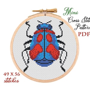 Könnte beinhalten: Ein Kreuzstichmuster eines stilisierten Käfers in einem hölzernen Stickrahmen. Der Käfer ist blau und rot, mit schwarzen Beinen. Der Text lautet "Mini Cross Stitch Pattern PDF" und "49 X 56 Stiche".