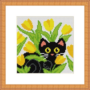 K&ouml;nnte beinhalten: Eine schwarze Katze mit gelben Augen schaut hinter einem Strau&szlig; gelber Tulpen hervor. Die Katze hat einen wei&szlig;en Streifen auf der Brust und eine rosa Nase.