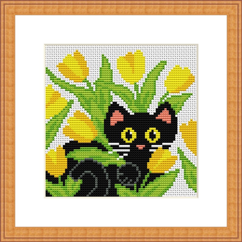 K&ouml;nnte beinhalten: Eine schwarze Katze mit gelben Augen schaut hinter einem Strau&szlig; gelber Tulpen hervor. Die Katze hat einen wei&szlig;en Streifen auf der Brust und eine rosa Nase.