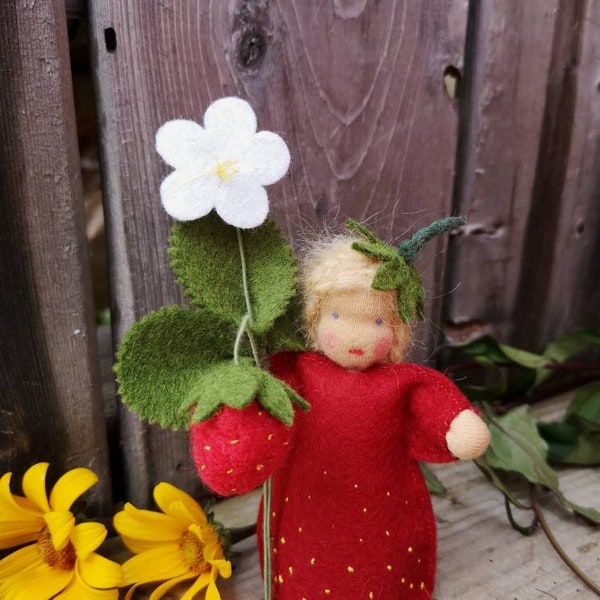 Strawberry Flower Fairy (Erdbeere Blumenkind) - Waldorf - Seasonal Table - wool and felt