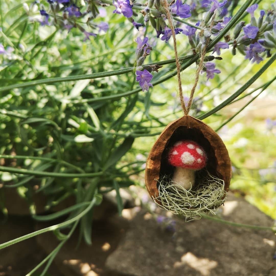 petit champignon feutré à aiguille ou brun dans un ornement de nid coquille noix - waldorf table saisonnière ornement noël laine