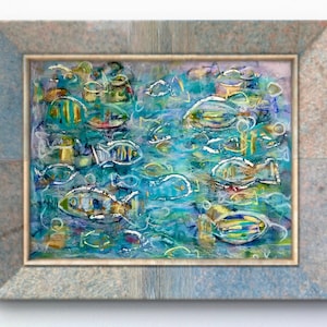 Puede incluir: Pintura abstracta de peces en tonos azules, verdes y amarillos. La obra presenta numerosos peces con contornos blancos, sobre un fondo texturizado. La pintura está enmarcada en un marco rectangular azul-gris.