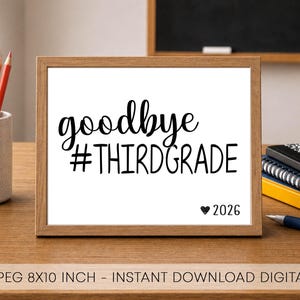 Könnte beinhalten: Gerahmter Druck mit den Worten "goodbye #THIRDGRADE" in schwarzer Schrift. Ein kleines Herz und das Jahr 2026 stehen unter dem Text. Der Rahmen steht auf einem Holztisch mit Bleistiften und Notizbüchern.