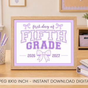 Könnte beinhalten: Ein heller Holzrahmen mit einem weißen Schild mit violettem Text, der first day of FIFTH GRADE 2026 2027 lautet. Das Design zeigt violette Schleifen und eine Schriftart im College-Stil. Der Text unten weist auf digitale PDF- und JPEG-Dateien hin.