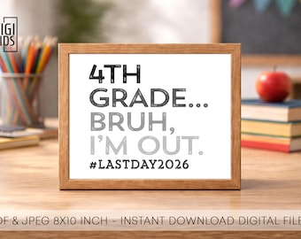 Può includere: Una stampa incorniciata con il testo "4TH GRADE... BRUH, I'M OUT. #LASTDAY2026" in nero e grigio. La cornice è marrone chiaro. La stampa è su una scrivania di legno con matite, libri e una mela sullo sfondo.