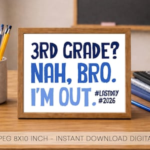 Könnte beinhalten: Gerahmter Druck mit dem Text "3RD GRADE? NAH, BRO. I'M OUT." in Blau. Der Druck befindet sich in einem Holzrahmen und steht auf einem Holztisch. Der Text enthält auch die Hashtags #LASTDAY und #2026. Stifte und ein Stifthalter befinden sich links.