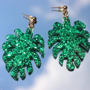 Monstera Leaf Earrings - resin jewelry - plants & trees - tropical jewelry - statement earrings - trendy jewelry - green monstera earrings