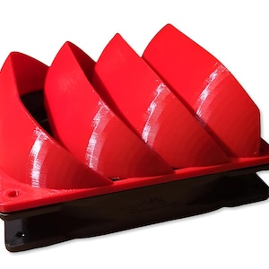 Puede incluir: Una cubierta de ventilador de computadora de plástico rojo con cuatro aspas anguladas. La cubierta está montada en una base negra.