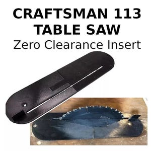 Könnte beinhalten: Schwarzer Craftsman 113 Tischsäge-Nullspalteinsatz. Der Einsatz hat eine ovale Form mit einem Schlitz für das Sägeblatt. Der Text "CRAFTSMAN 113 TABLE SAW Zero Clearance Insert" ist schwarz gedruckt.