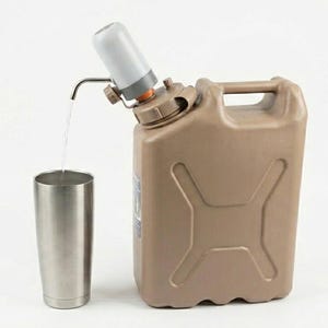Könnte beinhalten: Ein brauner Wasserkanister mit einem silbernen Ausguss, der Wasser in einen Edelstahlbecher abgibt. Der Kanister hat einen Griff und eine weiß-graue Pumpe. Der Becher ist leer. Das Setup befindet sich auf weißem Hintergrund.